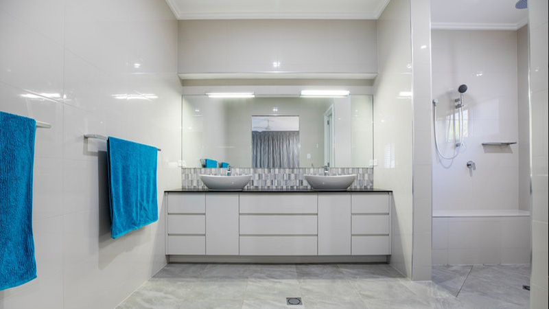 Home white-bathroom-interior